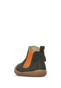 Bottine pour enfant en suède vert avec un panneau latéral orange, dotée d'une semelle en caoutchouc, d'une languette arrière et d'un intérieur texturé.