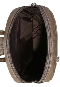Sac en cuir texturé marron avec une ouverture à zip. L'intérieur présente une doublure marron foncé et une petite poche zippée d'un côté.