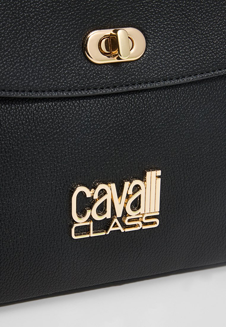 Sac à main en cuir texturé noir avec fermeture à tourniquet dorée et logo de la marque "cavalli CLASS" en doré sur le devant.