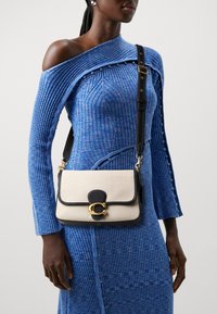 COACH SOFT TABBY SHOULDER BAG - Kabelka - salt stone/black