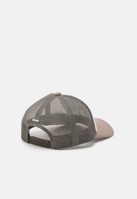 Grå mesh snapback-kep med en strukturerad front, mjukt tan-bräpp och justerbar rem. Har en knapp på toppen och subtila detaljer.