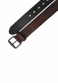 Cinturón de cuero marrón con una correa negra, hebilla rectangular de metal plateado y múltiples agujeros para ajustes. Textura suave.