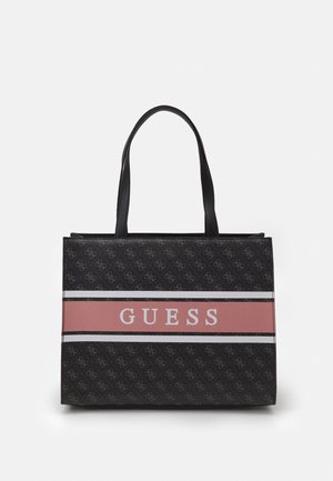 Sort rektangulær tote-taske med to håndtag, med et mønstret design og en vandret lyserød stribe med teksten "GUESS" i hvid.