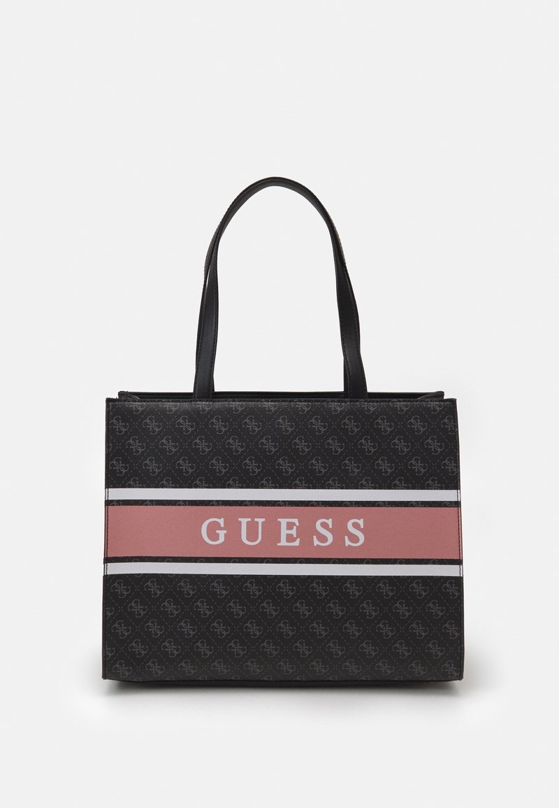 Sac cabas rectangulaire noir avec doubles poignées, présentant un design à motifs et une bande horizontale rose avec le texte "GUESS" en blanc.
