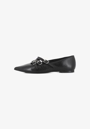 Zapatos planos de cuero negro con puntera puntiaguda, que cuentan con tres correas horizontales con hebillas plateadas. Textura suave y diseño minimalista.