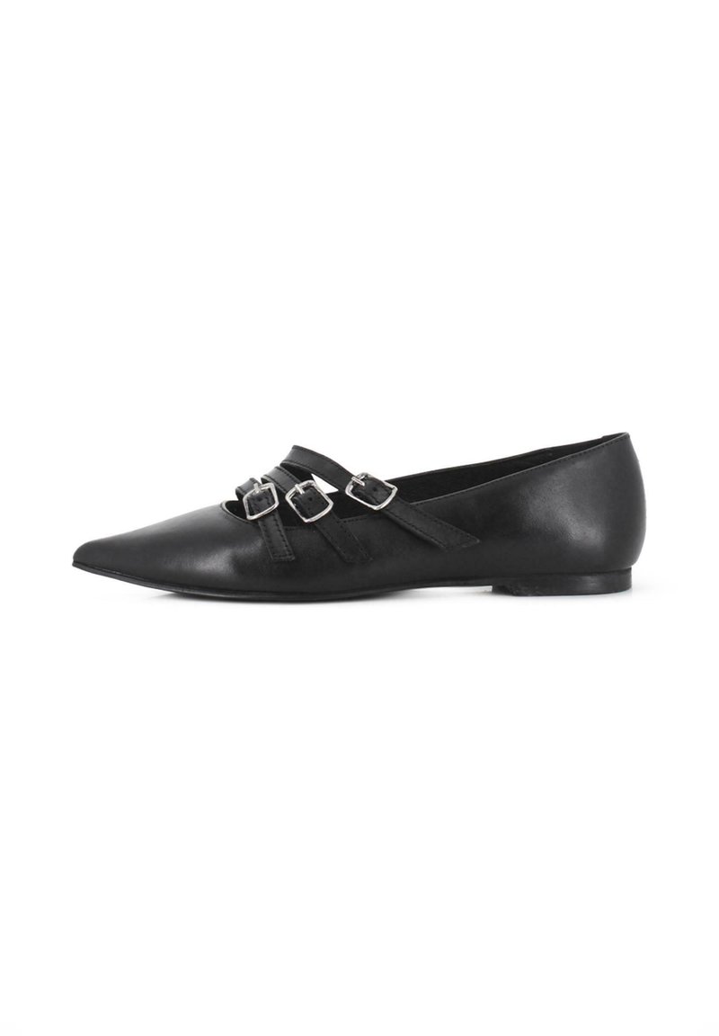 Zapatos planos de cuero negro con puntera puntiaguda, que cuentan con tres correas horizontales con hebillas plateadas. Textura suave y diseño minimalista.