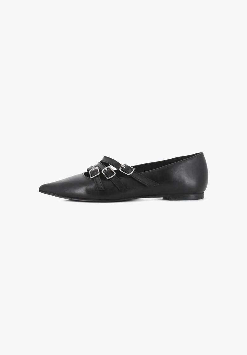 Zapatos planos de cuero negro con puntera puntiaguda, que cuentan con tres correas horizontales con hebillas plateadas. Textura suave y diseño minimalista.