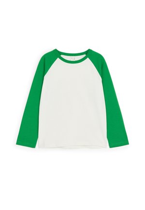 Chemise à manches longues avec corps blanc et manches raglan vertes ainsi que col, posée à plat sur fond blanc.