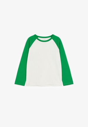 Chemise à manches longues avec corps blanc et manches raglan vertes ainsi que col, posée à plat sur fond blanc.
