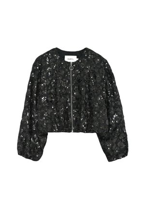 Chaqueta bomber de lentejuelas negras con un ajuste corto, mangas redondeadas y cierre de cremallera en la parte delantera. Textura brillante con lentejuelas plateadas relucientes.