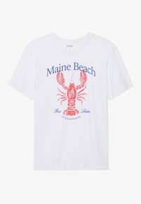 Hvid bomulds t-shirt med et rødt hummermotiv og blå tekst, der står "Maine Beach Best Lobster of Massachusetts." Korte ærmer.