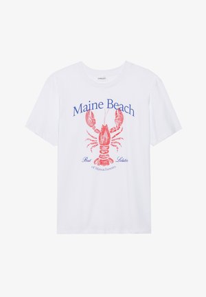 Fehér pamut póló piros homár grafikával és kék felirattal, amely így szól: "Maine Beach Best Lobster of Massachusetts." Rövid ujjú.