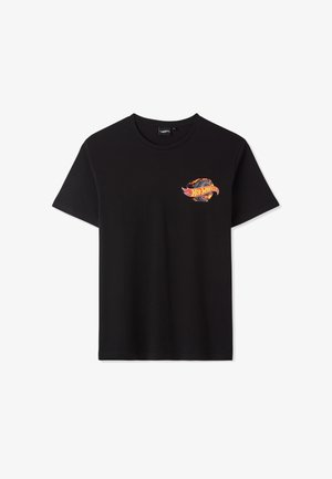 T-shirt nera a maniche corte con scollo rotondo, con un piccolo logo colorato Hot Wheels raffigurante fiamme e una gomma sul petto sinistro.