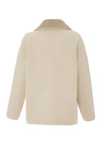 Beige fleece-takki, jossa on ribbollinen beige kaulus; rento istuvuus, pitkät hihat ja pystysaumadetaili selkäpuolella. Sujuva tekstiili, ei kiinnityksiä.