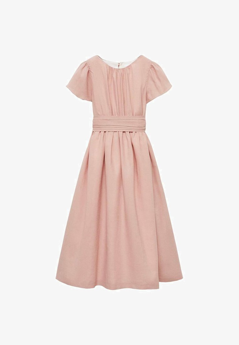 Rok do kolen v roza barvi, izdelan iz mehkega materiala, z majhnimi napihnjenimi rokavi, zgibanim ovratnikom in pasom s trakovi ter nabranim krilom.