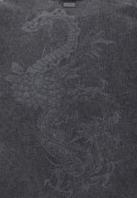 Mørkegrå stof med et tonalt drage- og blomstermønster. Designet er præget ind i materialet og tilføjer tekstur og dybde.