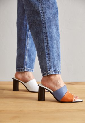 SHEKUDO THE OBY - Natikači s peto - blue/tan/white/black