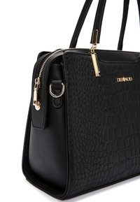Zwarte handtas van gestructureerd faux leer, met een krokodillenpatroon. Het heeft gouden hardware, dubbele banden en een ritssluiting.