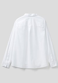 Camisa blanca de manga larga, estilo abotonado, fabricada en algodón suave, con dobladillo recto, detalle en la yugo trasero y puños abotonados.