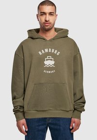 Merchcode HAMBURG X ULTRA HEAVY - Džemperis ar kapuci - olive
