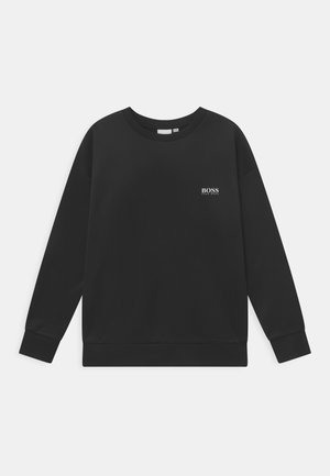 Zwarte longsleeve crewneck sweatshirt met klein wit "BOSS HUGO BOSS" logo op de bovenste linkerkant van de borst.