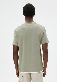 Koton DETAIL CREW NECK TEXTURED  - T-shirts basic - khaki