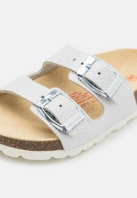 Superfit FUSSBETTPANTOFFEL SANDALS - Platt slip-in - silber