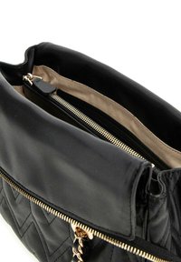 Borsa a tracolla in pelle nera con design trapuntato, dotata di cerniera e catena color oro. L'interno presenta una fodera beige e una tasca con zip aggiuntiva.