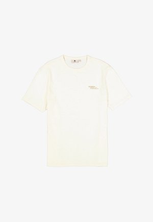 T-shirt à manches courtes et col rond en tissu écru, avec un petit logo doré sur le côté gauche de la poitrine. Texture douce avec une coupe décontractée.