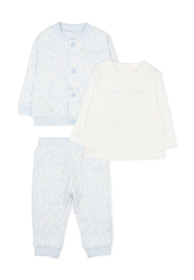 Completo bambino blu chiaro con giacca fantasia, pantaloni abbinati e una maglietta a maniche lunghe bianca con un logo del marchio discreto.