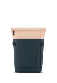 Zaino roll-top in navy e blush. Materiale liscio e resistente all'acqua con spallacci regolabili, tasca laterale con zip e dettaglio del logo.