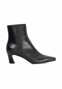 Bottines en cuir noir avec un bout pointu et un talon block. Texture lisse, design minimaliste et silhouette ajustée.