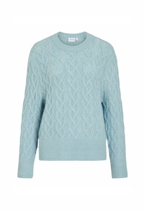 Pull en maille torsadée bleu clair avec un col rond, des poignets et un ourlet côtelés. Texture douce et motif de câble complexe dans l'ensemble.