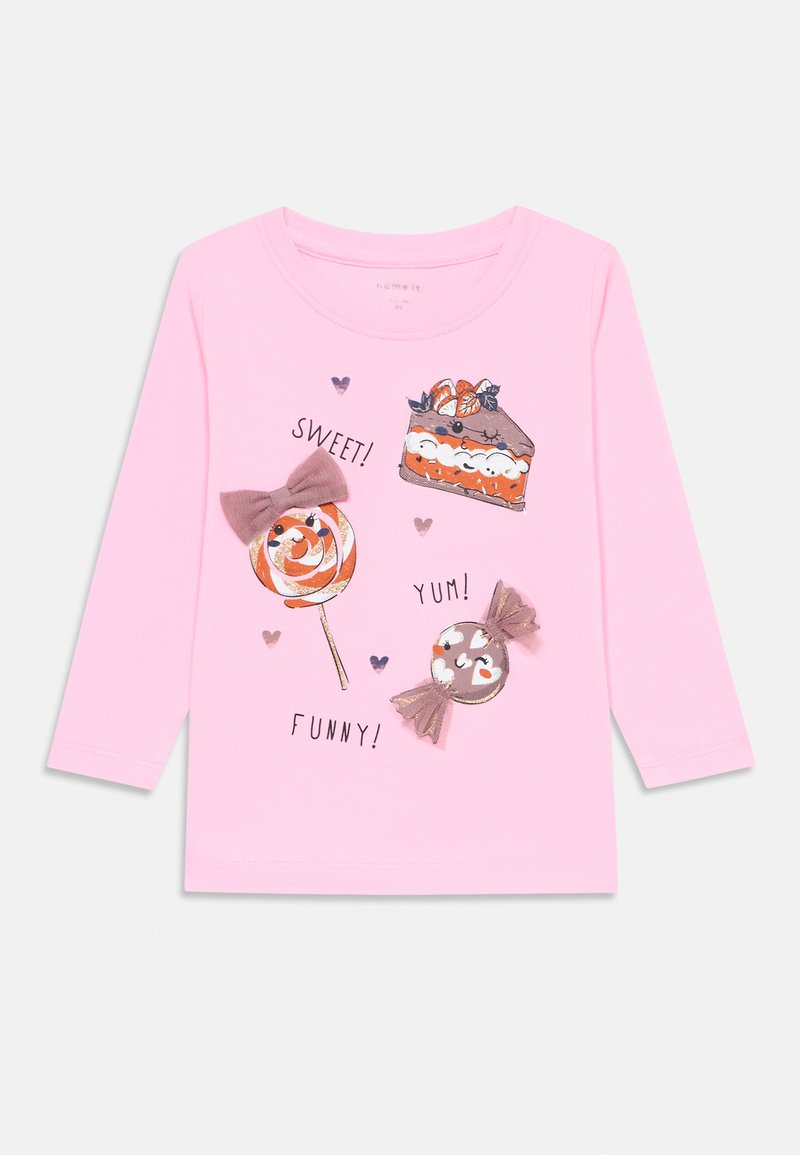 Rosa Langarm-T-Shirt mit illustrierten Süßigkeiten: einem Kuchen, einem Lutscher und Bonbons, mit dem Text "SÜSS!", "LECKER!" und "LUSTIG!" aufgedruckt.