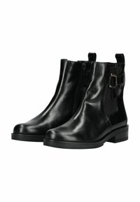 Botas de cuero negras hasta el tobillo con un acabado suave, cremallera lateral, paneles elásticos y un acento decorativo de hebilla de metal en el lateral. Tacón plano.