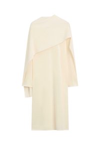 Robe longue couleur crème avec manches longues et détail de tissu superposé asymétrique sur la poitrine et les épaules.