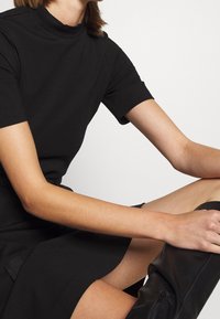 HUGO Žerzejové šaty - black