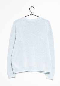 Světlomodrý pletený svetr na černém ramínku, s žebrovanou texturou, kulatým výstřihem a bočními rozparky na spodním lemu.