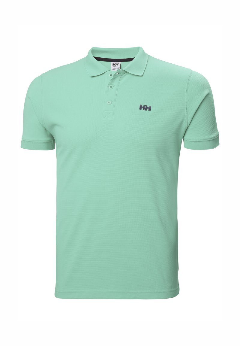 Polo de color verde menta con una tela texturada, tapeta de tres botones, mangas cortas y un logotipo oscuro en el lado izquierdo del pecho.