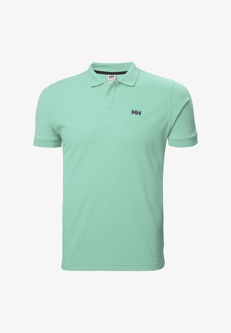Polo de color verde menta con una tela texturada, tapeta de tres botones, mangas cortas y un logotipo oscuro en el lado izquierdo del pecho.
