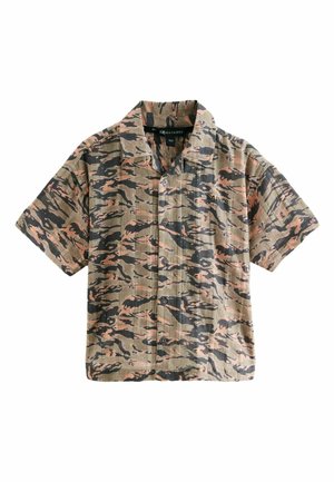 Camicetta a maniche corte con bottoni di colore beige, decorata con un motivo camouflage e accenti neri e corallo. Tessuto leggero con una vestibilità rilassata.