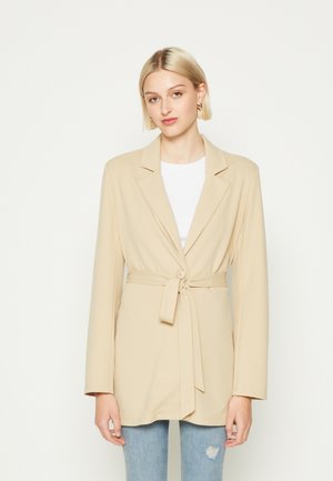 Pieces PCSONJA TIE BLAZER - Κοντό παλτό - white pepper
