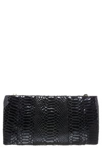 Černá večerní kabelka s lesklým a texturovaným vzorem hadí kůže. Obdélníkový tvar se zipovým uzávěrem, hladkými okraji a jemnými švy.