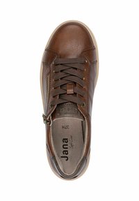 Baskets en cuir marron avec lacets et zip sur le côté, offrant une texture lisse et une semelle de couleur claire. Logo visible à l'intérieur de la chaussure.