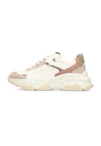 Sneaker chunky bianca e beige con dettagli in suede rosa e stampa ghepardo sul tallone, tessuto in mesh e suola spessa scanalata.