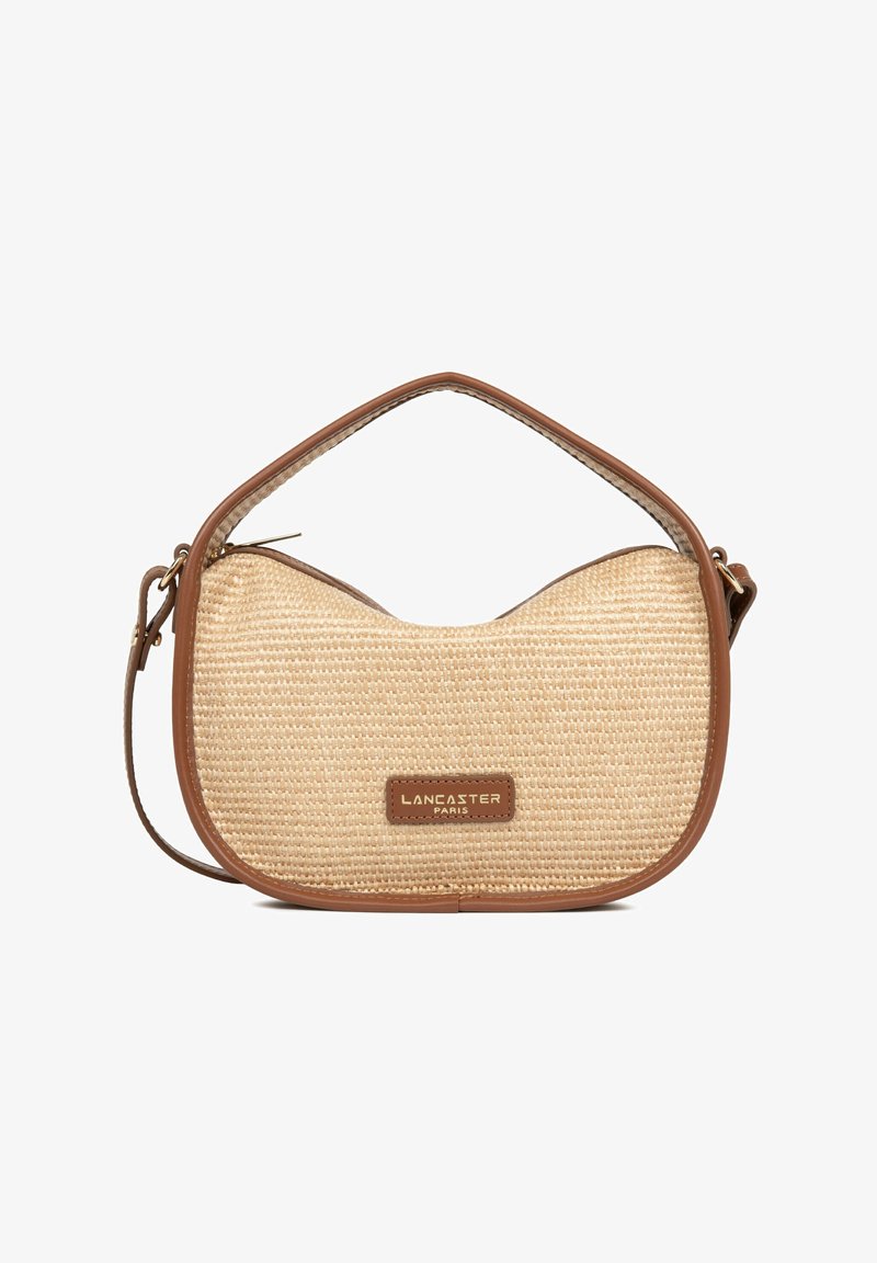 Petit sac à bandoulière beige tissé avec garniture en cuir marron, une poignée supérieure, une bandoulière amovible et un écusson logo "LANCASTER PARIS" sur le devant.