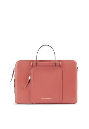 Borsa da lavoro rettangolare in pelle rosa polvere con manico sottile nero, tasca frontale con cerniera e logo del marchio argentato al centro in basso.