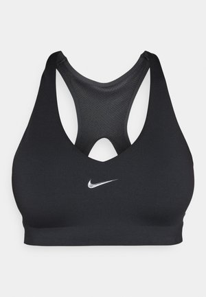 Brassière de sport noire avec un design dos nageur, dotée d'un tissu texturé et d'un logo Nike réfléchissant sur le devant. Finition lisse et forme anatomique.