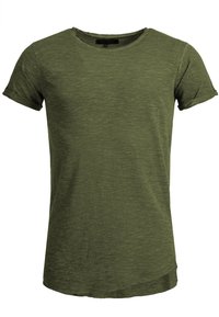 Camiseta de algodón verde oliva con cuello redondo y mangas cortas enrolladas. Tela suave, ligeramente texturizada y un corte relajado.