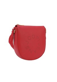 Borsa a tracolla rossa in pelle con forma arrotondata, accessori in oro e design di logo circolare perforato sulla parte anteriore. Inclusa una tracolla regolabile.